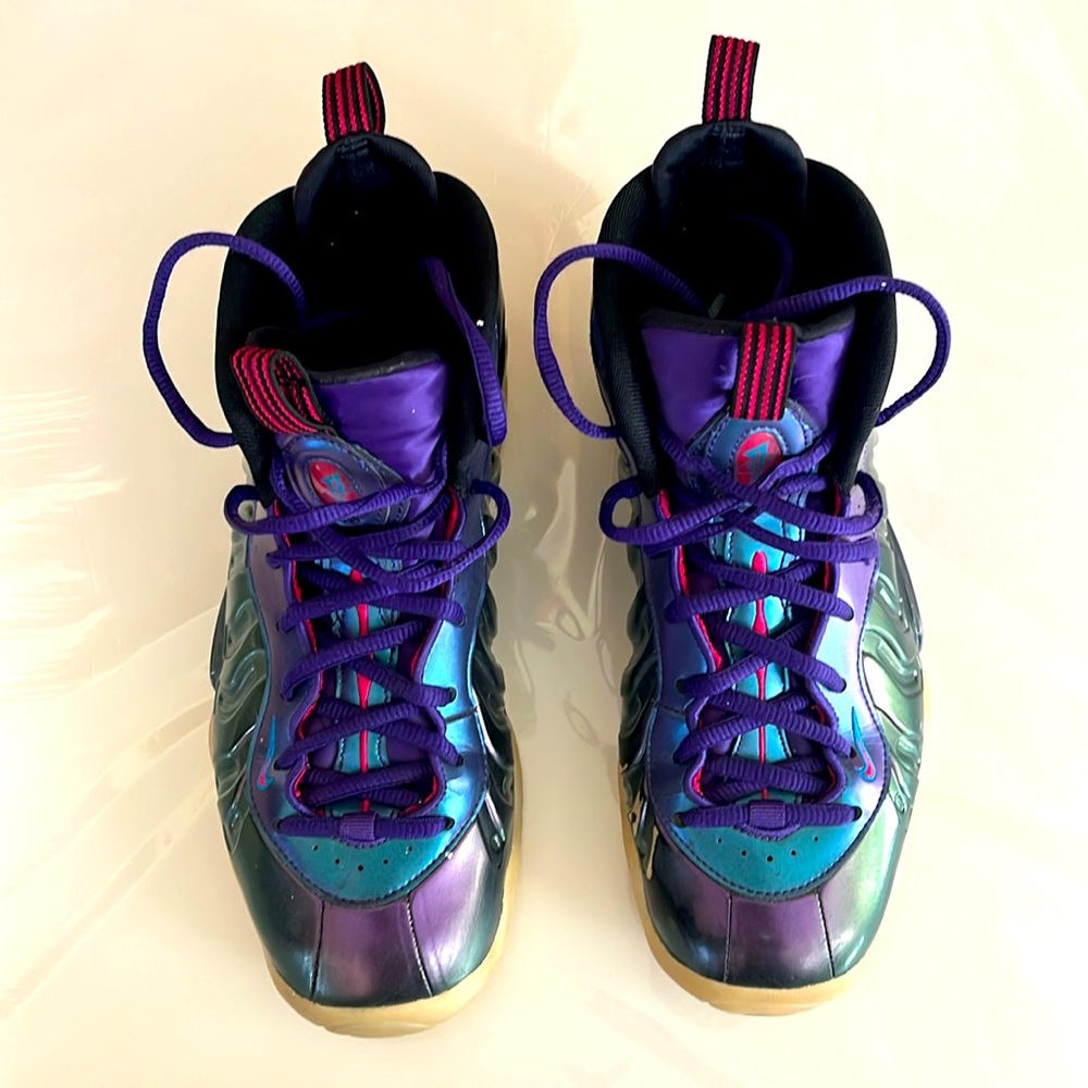 Nike Air Foamposite One iridescent purple, men’s size 7 basketball sneakers